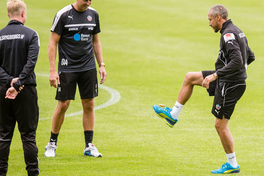 Helsingborgs manager Henrik Larsson trixar med snusdosa