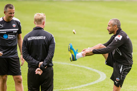 Helsingborgs manager Henrik Larsson trixar med snusdosa