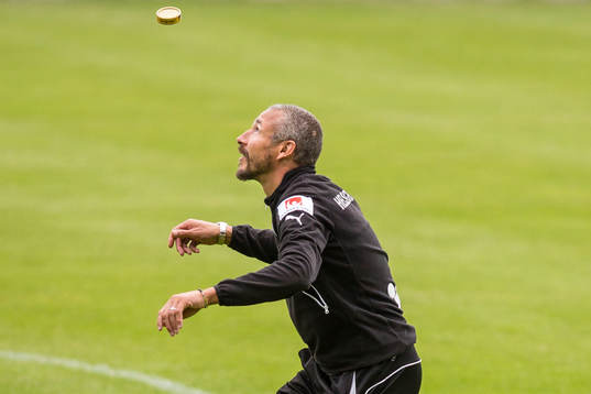 Helsingborgs manager Henrik Larsson trixar med snusdosa