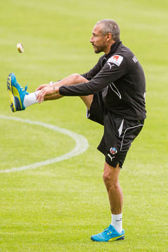 Helsingborgs manager Henrik Larsson trixar med snusdosa