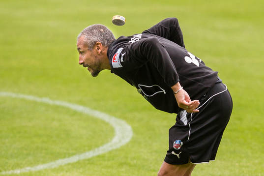 Helsingborgs manager Henrik Larsson trixar med snusdosa