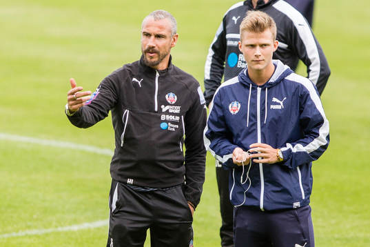 Helsingborgs manager Henrik Larsson pratar med Lowe Ohlander