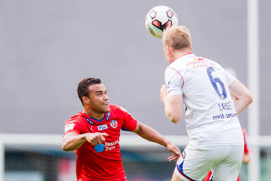 Helsingborgs Matthew Rusike och Vålerengas  Simon Larsen