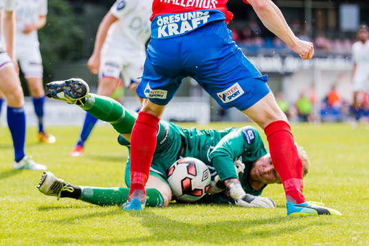 Vålerengas  målvakt  Marcus Sandberg och Helsingborgs