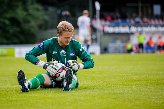 Vålerengas  målvakt  Marcus Sandberg grimaserar