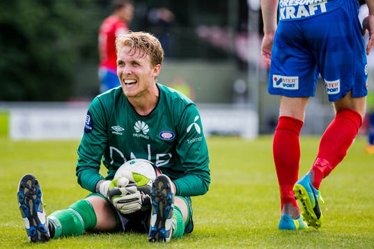 Vålerengas  målvakt  Marcus Sandberg grimaserar