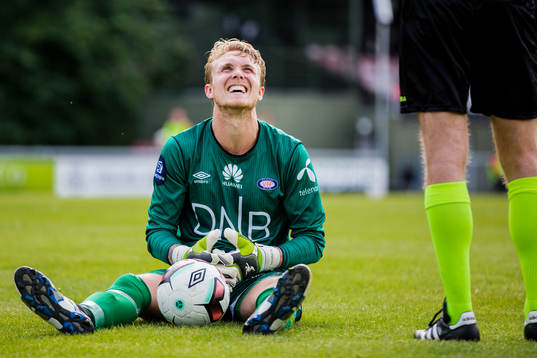 Vålerengas  målvakt  Marcus Sandberg grimaserar