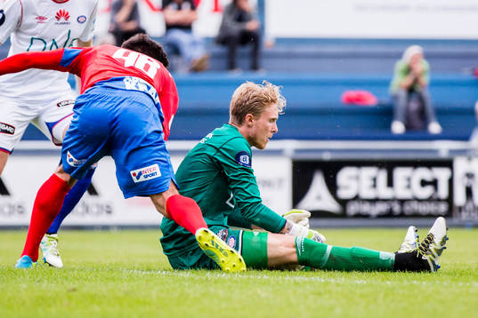 Vålerengas  målvakt  Marcus Sandberg räddar bollen