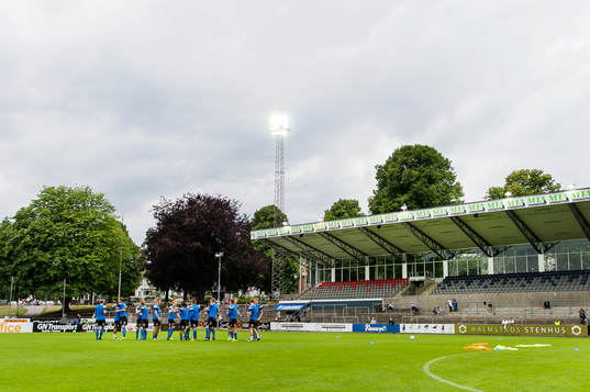 Halmstads spelare värmer upp före fotbollsmatchen i