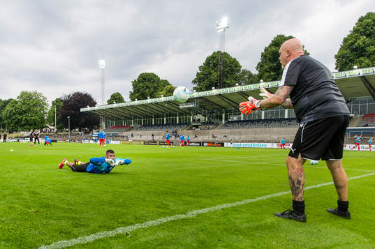 Värnamos målvakt Jonathan Rasheed värmer före