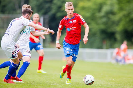 Helsingborgs Charlie Weberg driver med bollen