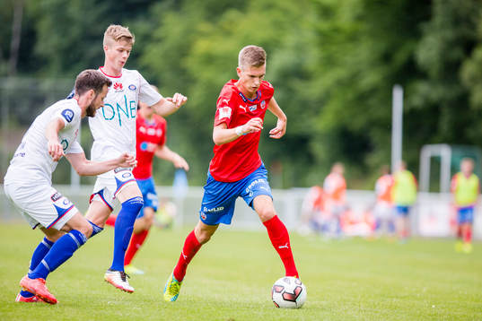 Helsingborgs Charlie Weberg driver med bollen