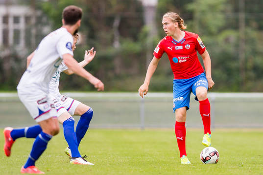 Helsingborgs Lowe Ohlander med bollen