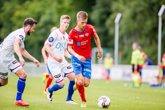 Helsingborgs Charlie Weberg driver med bollen