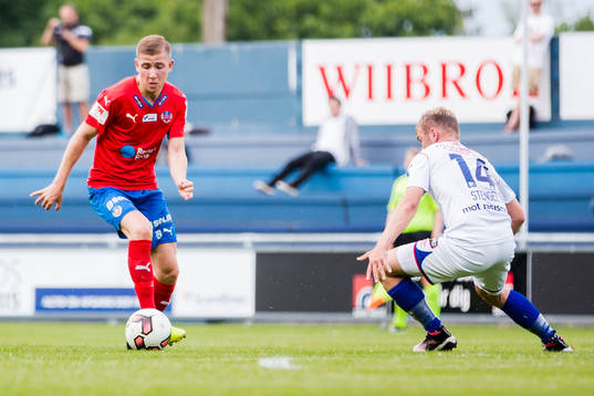 Helsingborgs Darijan Bojanic driver med bollen mot