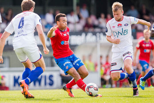 Helsingborgs Matthew Rusike driver med bollen mot