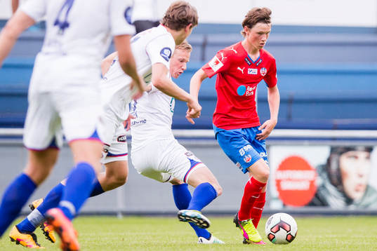Helsingborgs Max Svensson driver med bollen