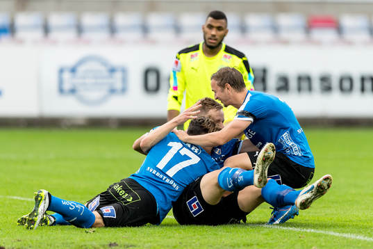 Halmstads Alexander Ruud Tveter har gjort 1-0 och omfamnas