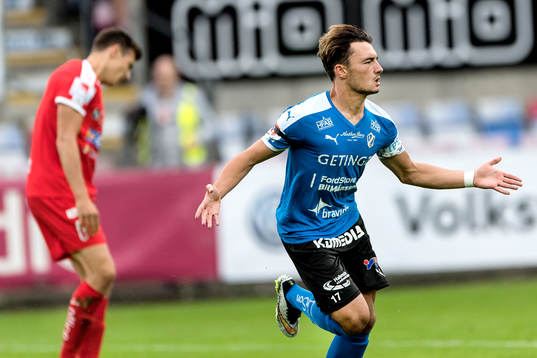 Halmstads Sead Haksabanovic har gjort  2-0 och jublar