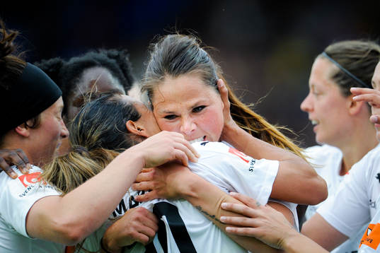 Rosengårds Sara Björk Gunnarsdottir kramar om Marta Viera