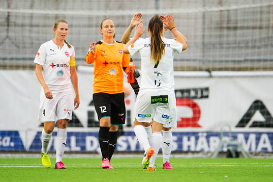 Rosengårds Emma Berglund, målvakt Sofia Lundgren, Lina