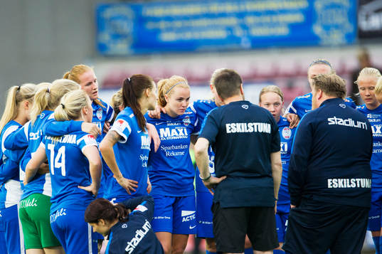 Spelare ur Eskilstuna ser deppiga ut