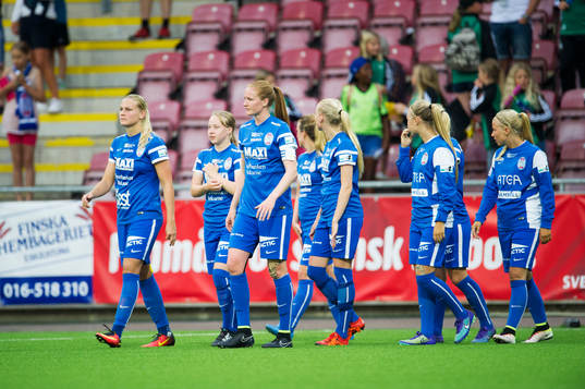 Spelare ur Eskilstuna ser deppiga ut