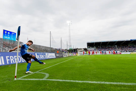 Halmstads Sead Haksabanovic slår en hörna