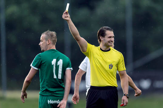 Domare Daniel Gorgievski ger Klippans Majkel Banjas en