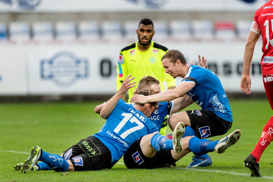 Halmstads Alexander Ruud Tveter har gjort 1-0 och jublar