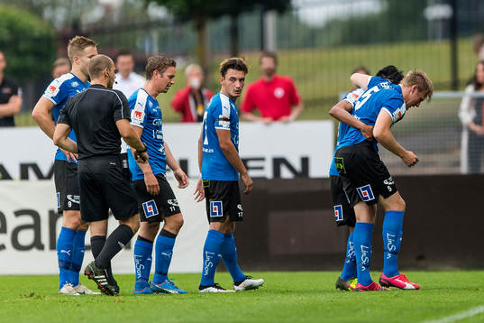Halmstads Alexander Arvidsson blir skadad och får kliva av