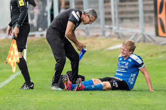 Halmstads Alexander Arvidsson blir gör sig illa