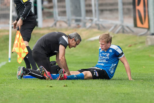 Halmstads Alexander Arvidsson blir gör sig illa