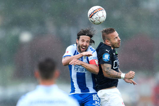 IFK Göteborgs Mattias Bjärsmyr i nickduell med