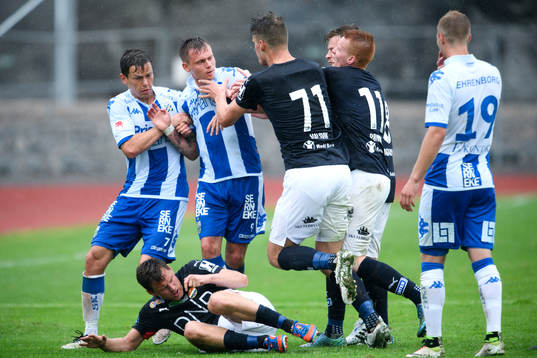 Strömsgodsets Tommy Höiland ligger på marken