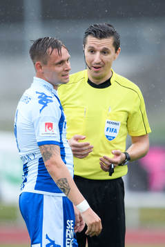 IFK Göteborgs Jakob Ankersen pratar med domare Bojan