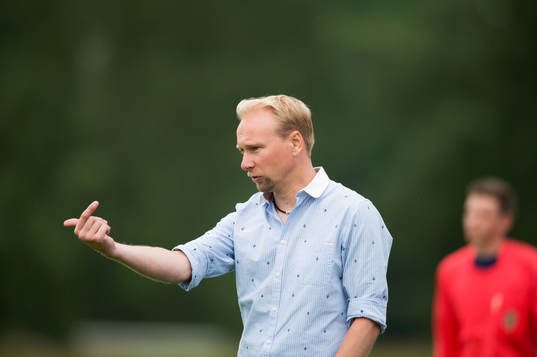 IFK Hässleholms tränare Daniel Nilsson i matchen i