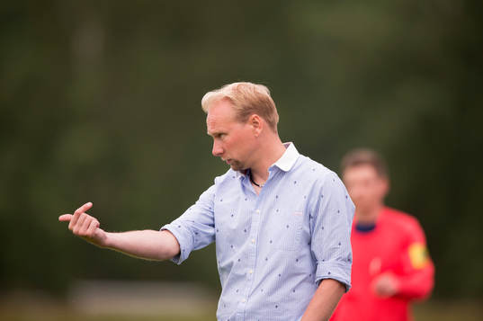 IFK Hässleholms tränare Daniel Nilsson i matchen i