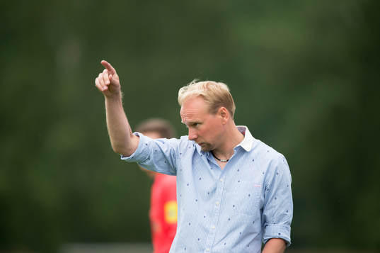 IFK Hässleholms tränare Daniel Nilsson i matchen i