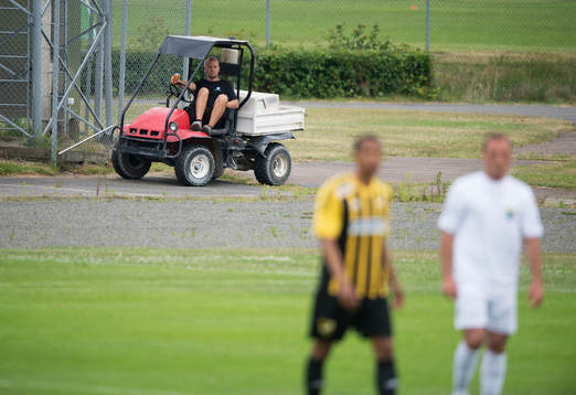 Vaktmästare kollar matchen i division 2 mellan IFK