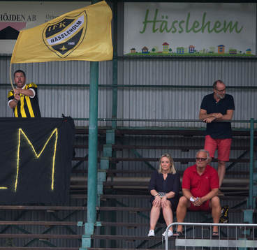 IFK-supportern Patrik Sjöström med flagga i matchen i