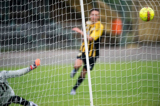 IFK Hässleholms Karim Al-Asi gör 4-0 med en riktig strut