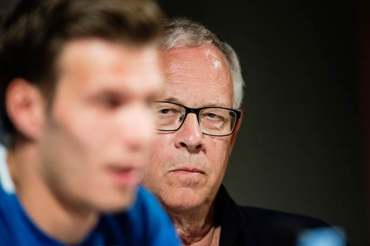 Islands förbundskapten Lars Lagerbäck lyssnar på Elmar