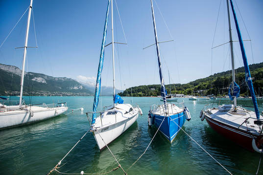 Båtar i Lake Annecy där Island har sitt basläger