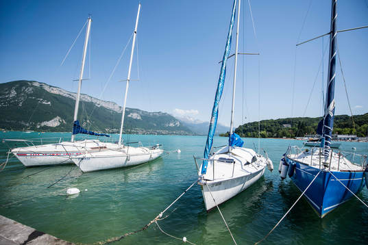 Båtar i Lake Annecy där Island har sitt basläger