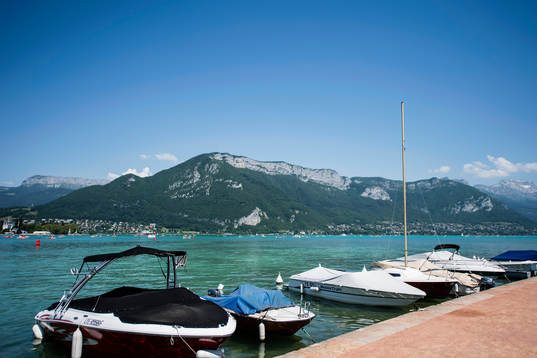 Båtar i Lake Annecy där Island har sitt basläger