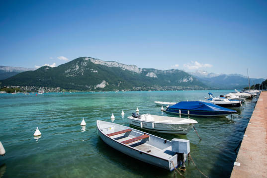 Båtar i Lake Annecy där Island har sitt basläger