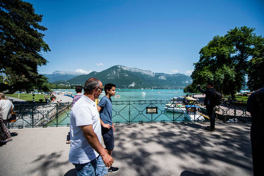 Turister vid Lake Annecy  där Island har sitt basläger