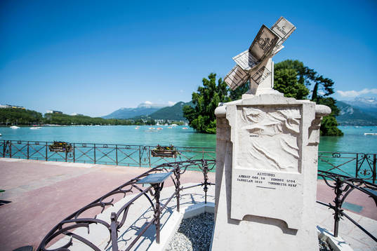 Lake Annecy  där Island har sitt basläger