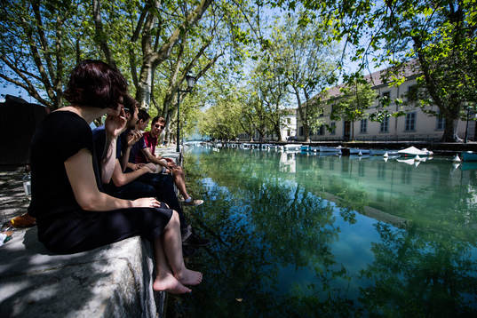 Ungdomar från Annecy  har picknick vid ån där Island har